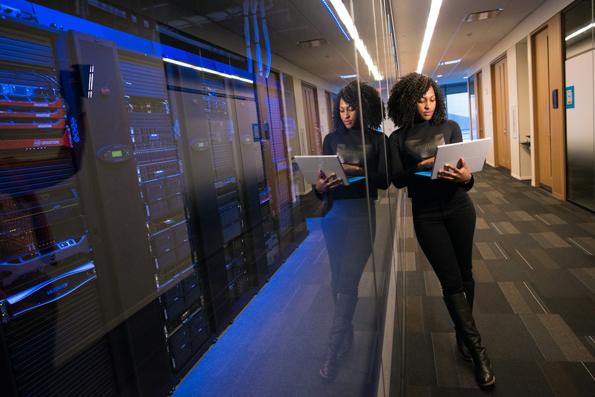 วิศวกรทำงานในห้อง Data Center